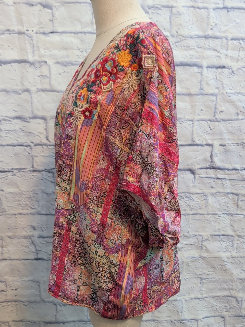 Savanna Jane Multicolor Medallion Print V-neck w/ Embroidered Floral - Size Smal